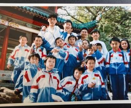 1997爱晚亭前的邂逅，2024微信群里的重逢：一张照片找到16人，还差你！